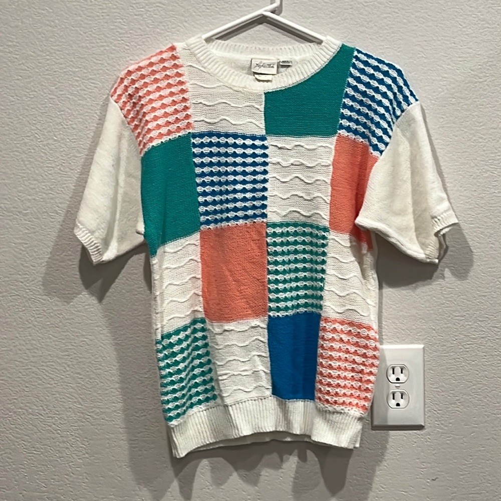 Vintage 1980’s bock color sweater! Retro! 🎉